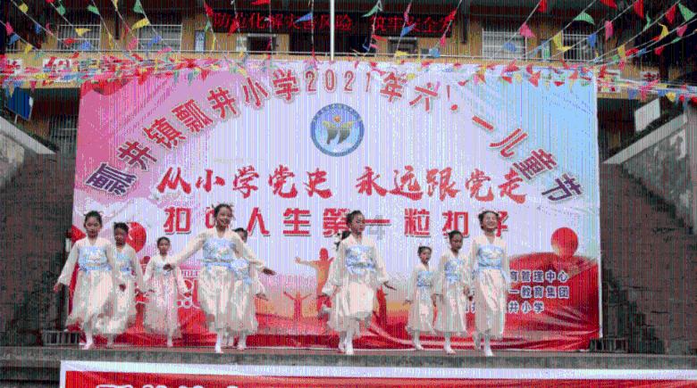 双人跨栏赛跑