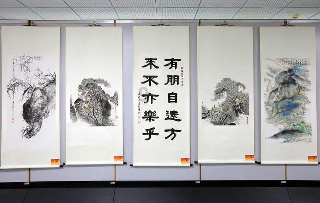 苏菲亚和安伯的休闲装