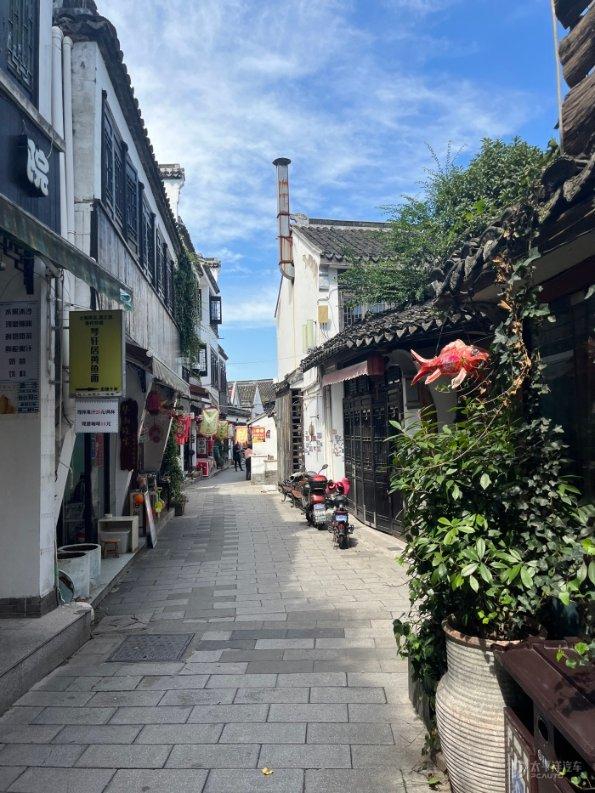逃离违建房屋